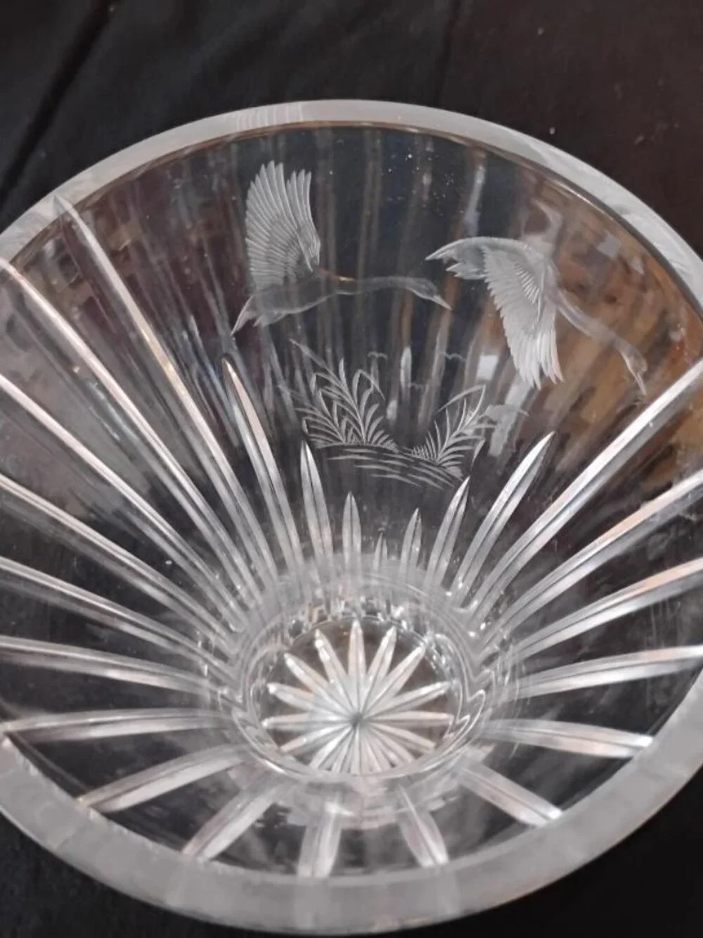 Ribbed crystal glass vase with swan etching